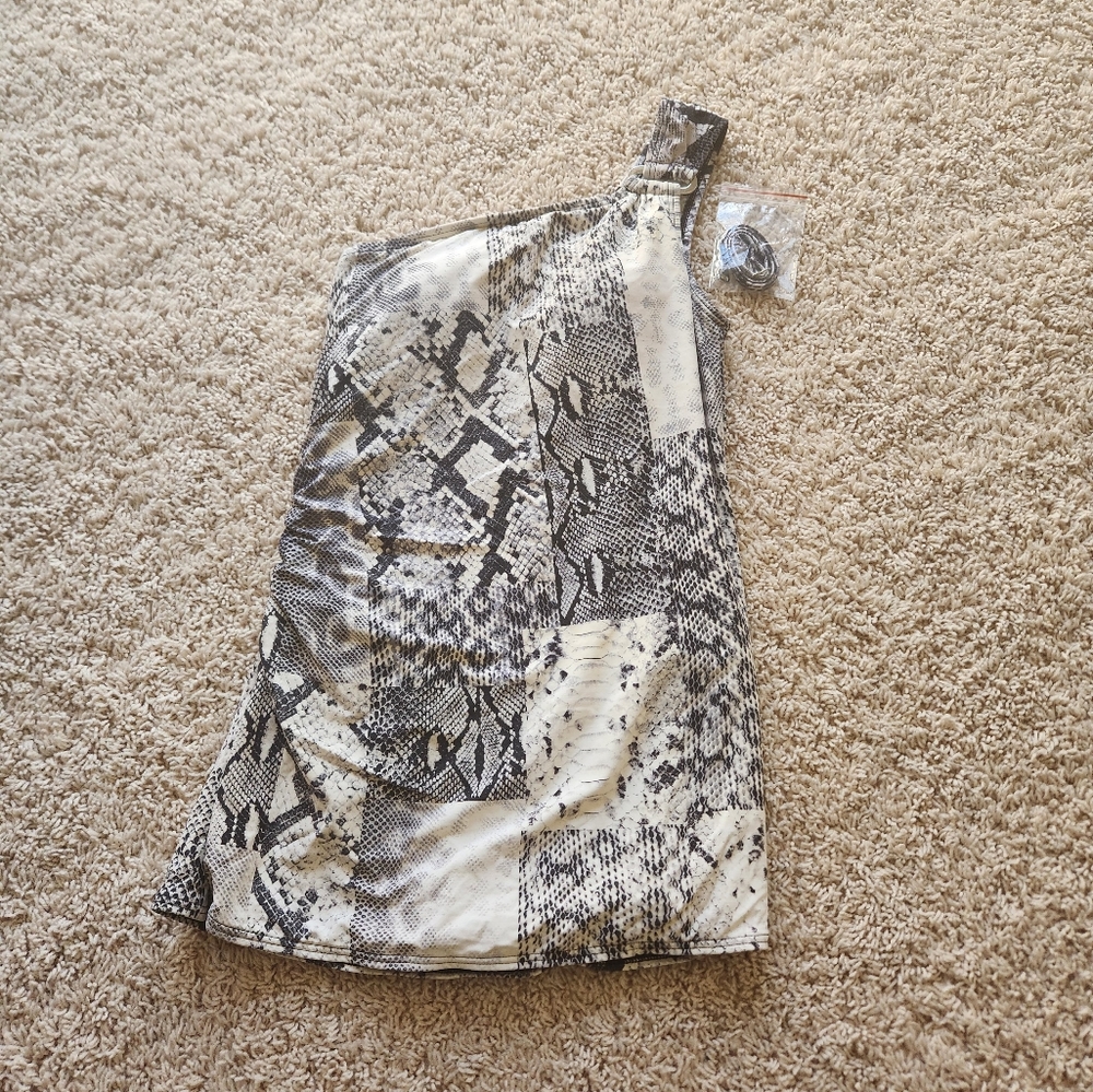 Michael Kors Off The Shoulder Snakeskin One Piece Swimsuit (Size 6)